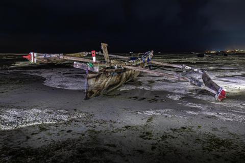 Fischerboot nachts bei Ebbe auf Sansibar