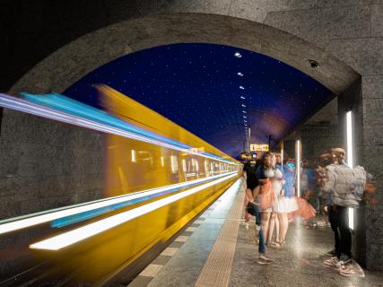 Abfahrender Zug im U-Bahnhof Museumsinsel