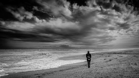 Mensch einsam am Strand