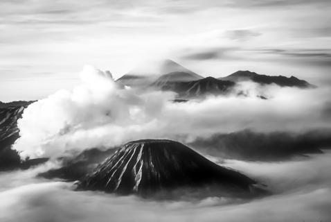 Mount Bromo in Wolken in sw