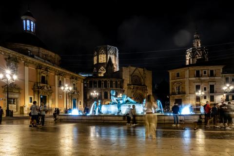 Brunnen bei Nacht