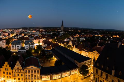 Stadtpanorama mit Blutmond