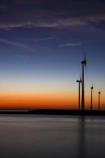 Windräder im Sonnenaufgang