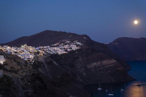 Oia auf Santorin bei Nacht