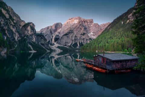 Pragser Wildsee bei Sonnenaufgang