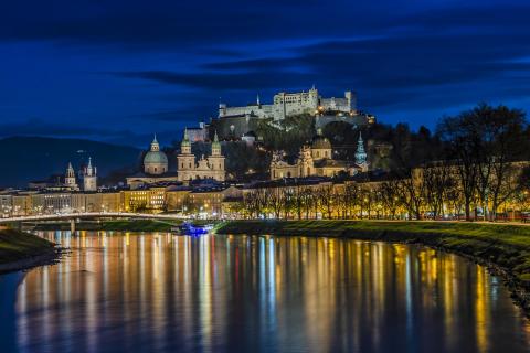 Salzburgs Altstadt am Abend