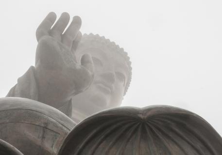 Buddha Statue im Nebel