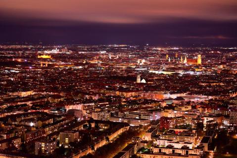 München bei Nacht mit leuchtenden Wolken