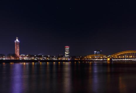 Das Kennedy-Ufer bei Nacht