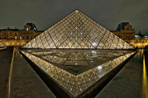 Paris Pyramide Louvre