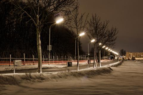 Winterliche Straße bei Nacht