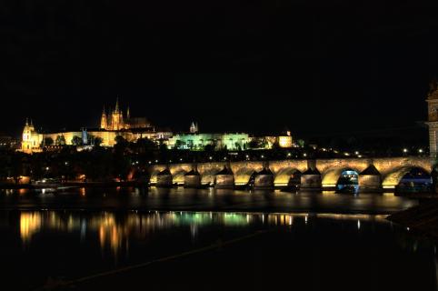 Prager Karlsbrücke in der Nacht