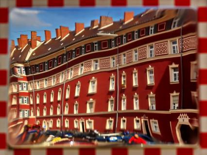 Roter Radler im Spiegel des Verkehrs.