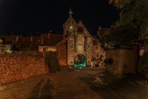 Stadttor von Riquewihr bei Nacht