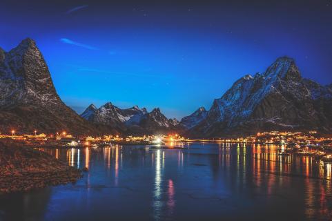 Reine by night