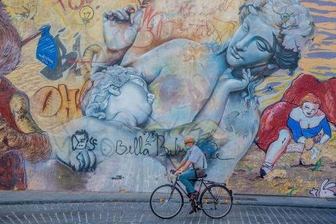 fietser en graffitti