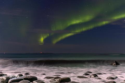 Polarlicht über dem Strand von Uttaklaiv auf den Lofoten