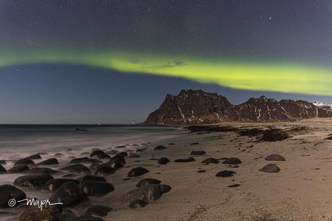 Polarlicht am Strand von Utaklaiv