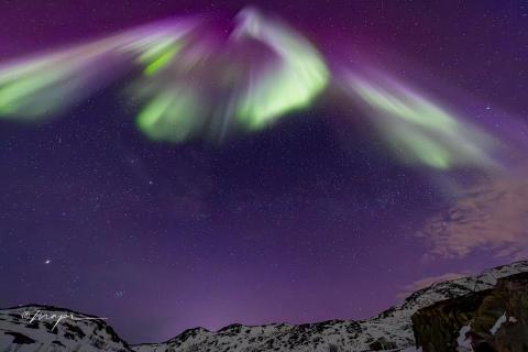 Polarlicht über Bergkette