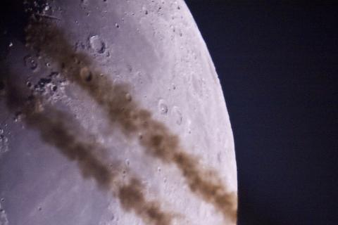 Kondensstreifen vor dem Mond