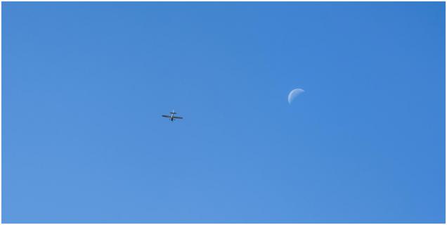 Sportflieger mit Mond