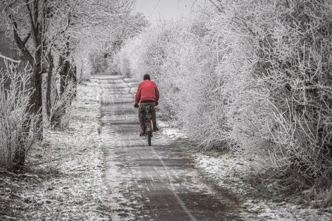 Fahrradfahrer in Winterlandschaft