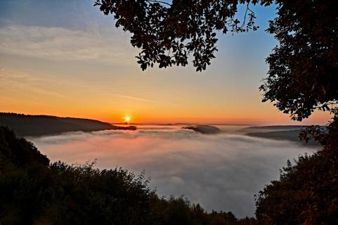 Sonnenaufgang im Nebel an der Saarschleife