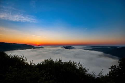 Saarscjleife bei Sonnenaufgang im Morgennebel