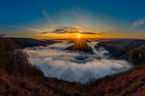 Sonnenaufgang über der vernebelten Saarschleife