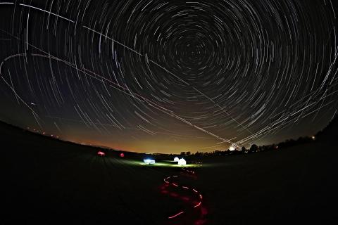 Startrails und Flugzeuge 