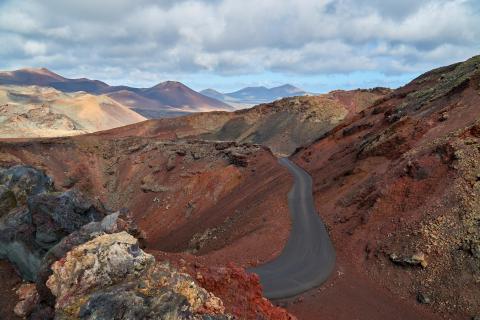 Einsame Straße durch Vulkane