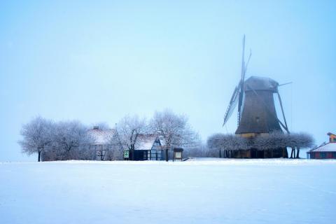 Norddeutschland verschneite Windmühle