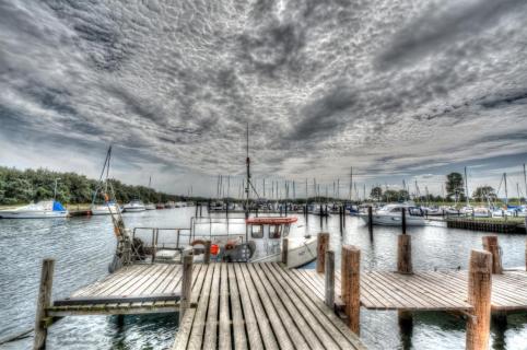 Wolken und Boote