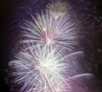 Feuerwerkspektakel in der Nacht