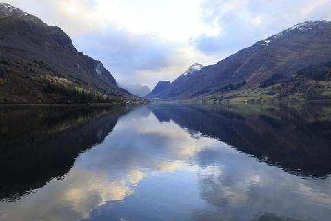 Spiegelung der Landschaft in einem Fjord bei Loen