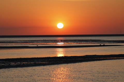  Sonnenuntergang auf der Nordsee vor der Insel Borkum