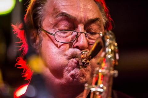 der Saxophonbläser