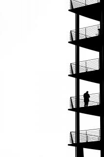 Mann auf Balkon
