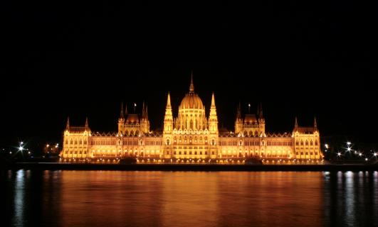 Budapester Parlament bei Nacht