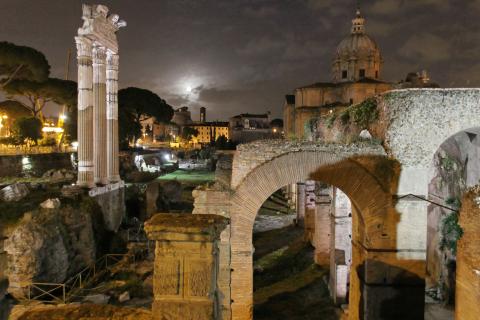 Der Mond über dem Forum Romanum