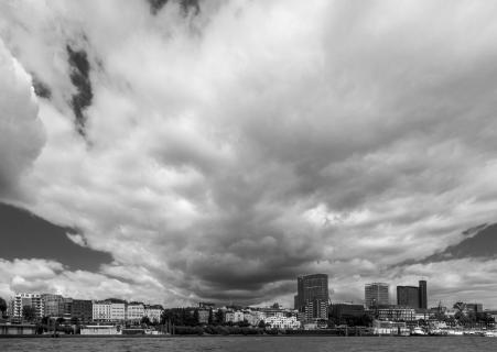 Wolkenformation über Hamburgs Elbufer