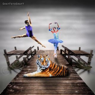 Tiger, Ballerina und Baletttänzer auf dem Steg
