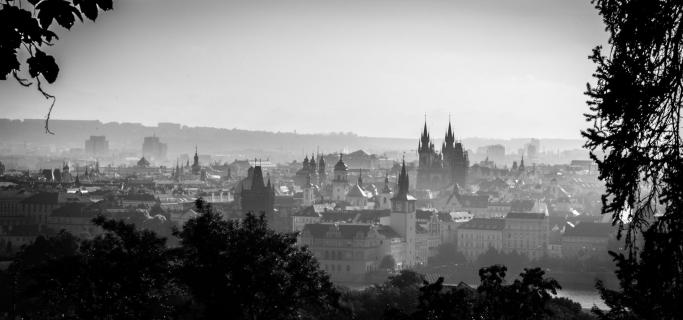 Prag im Nebel