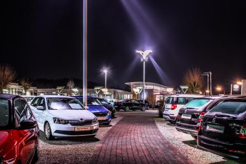 Nacht im Autohaus