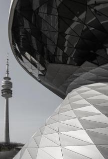 München BMW-Autohaus mit Fernsehturm