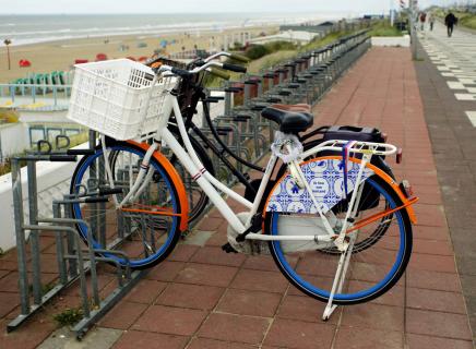 twee fietsen aan zandfoort!