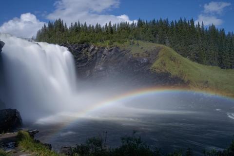 Schwedens gewaltiger Wasserfall Tännforsen mit Regenbogen