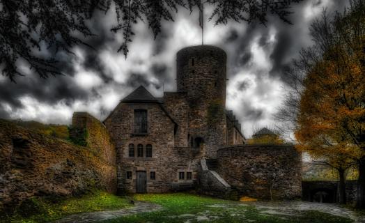 Burg im Herbst