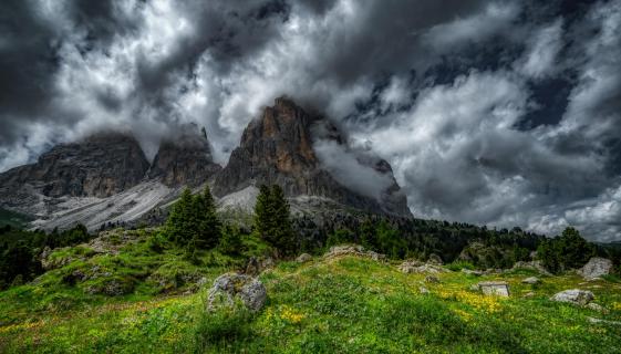 Dolomiten mit Gewitterwolken