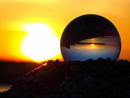 Sonnenuntergang durch die Kristallkugel